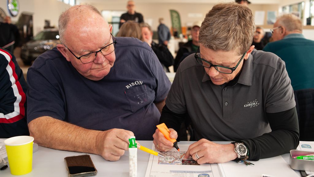 Rikke Pajbjerg fra Dansk Automobil Sports Unions bestyrelse får her instruktion af den erfarne regularity rally kører Ulrik Hejl fra den arrangerende klub, inden de startede ud i dagens løb.
(Foto: rallypics.dk / Viggo Johansen)